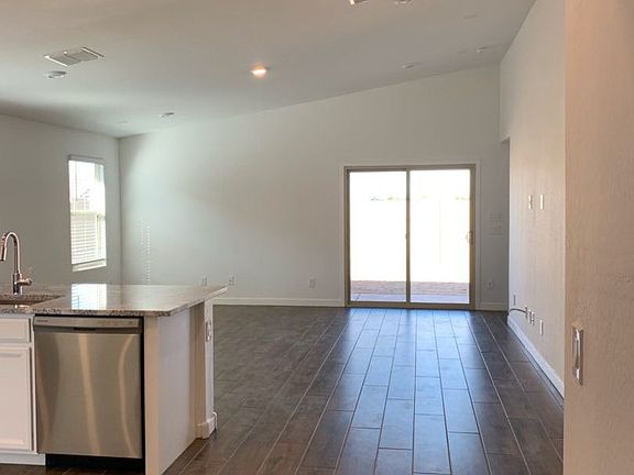 5th image of 348 W Tamarack Dr