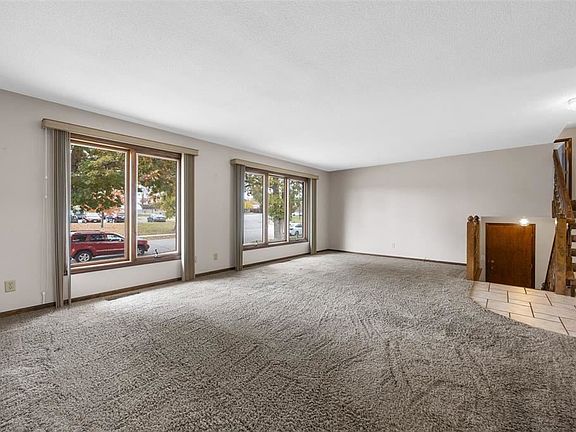 5th image of 4216 Marilyn Dr NE