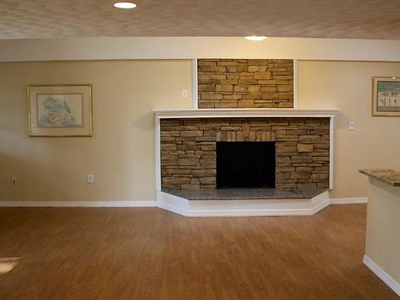 4th image of 159 Lake Shore Dr E