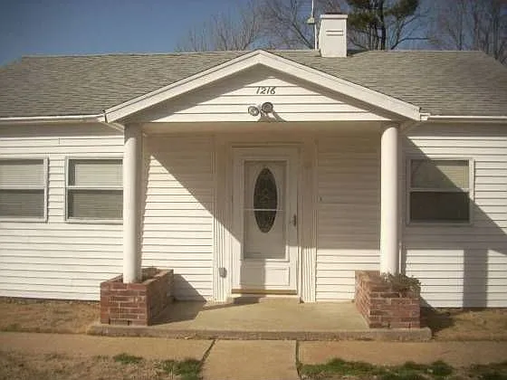 1216 Maiden Ln photo 1