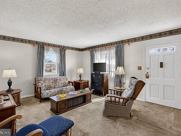 3rd image of 104 King Ave
