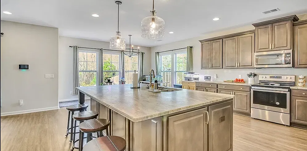 5 bed, 4216 sqft, $3,400 — Photo 2