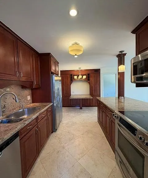 2857 NE 32nd St #8 — Photo 6