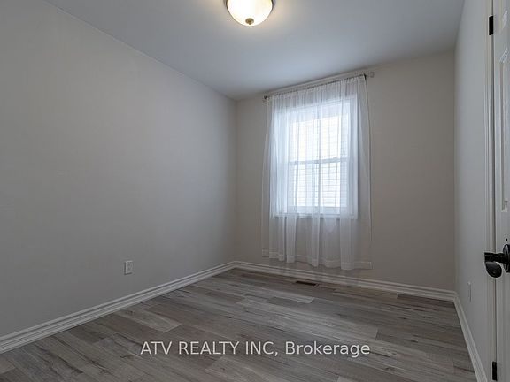 5th image of 1064 Eastmount Ave E