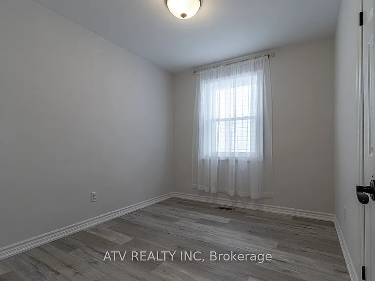 1064 Eastmount Ave E — Photo 5