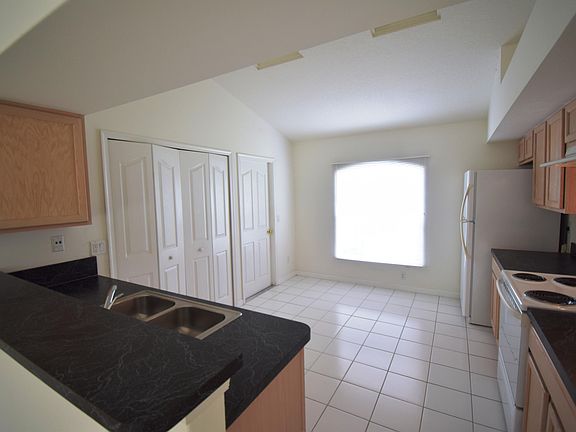 5th image of 562 SW Whitmore Dr