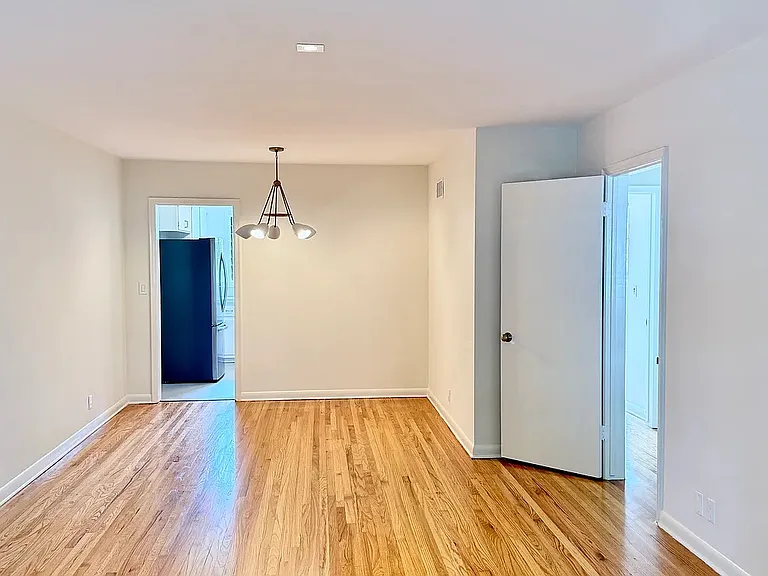8222 De Longpre Ave #6 — Photo 4