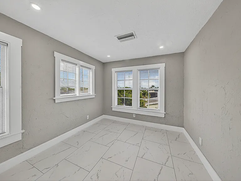 724 Bradley St — Photo 10
