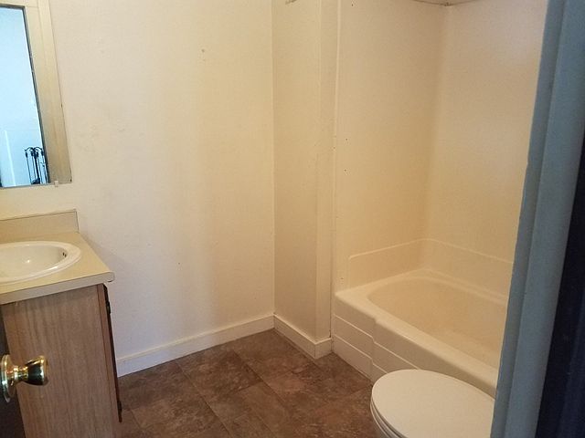 1135 Pennsylvania #15 - bathroom