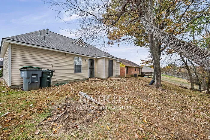 3 bed, 2.0 bath, 1078 sqft, $1,395 — Photo 3