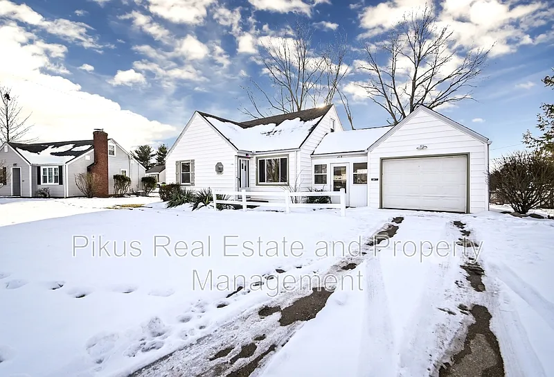 215 Hayes Ave NE photo 1