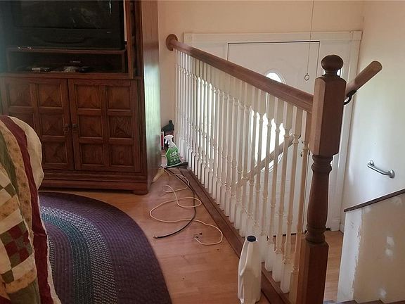 3rd image of 612 Hayden Ln