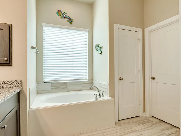12917 Ocean Breeze Ln — Photo 10
