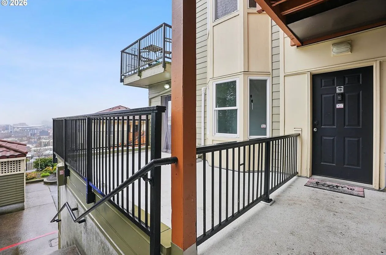 423 NW Uptown Ter — Photo 1