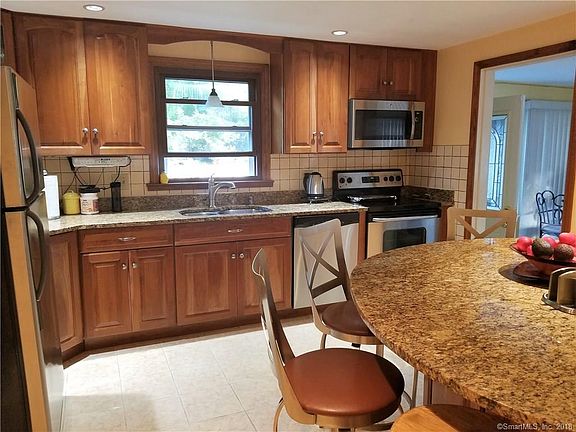 4th image of 44 Holland Ln