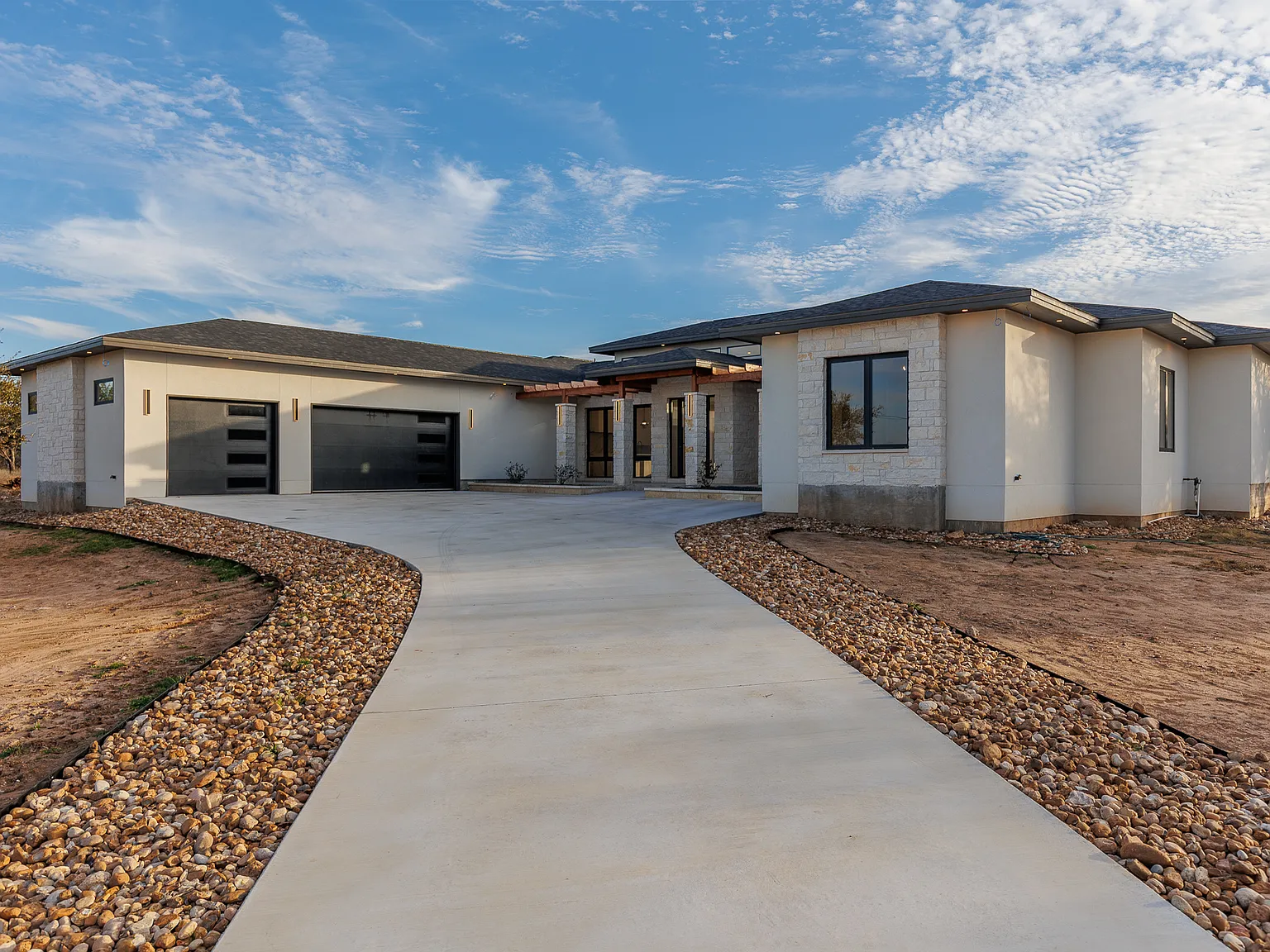 4 bed, 3761 sqft, $4,950 — Photo 3