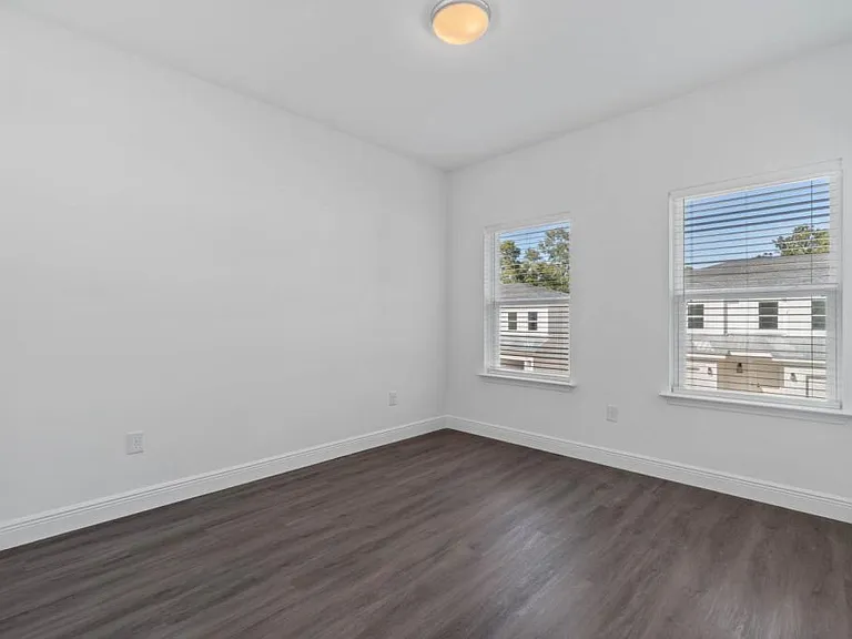 533 Hill Ln — Photo 14