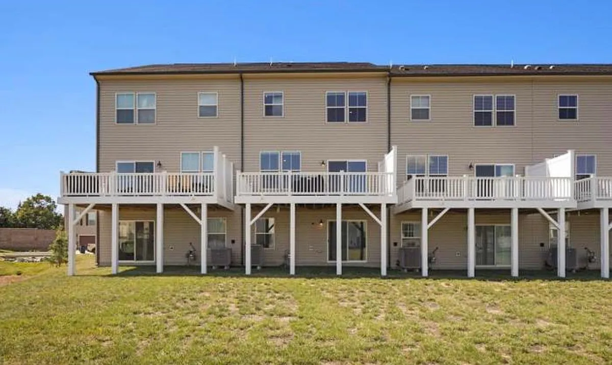 3 bed, 4.0 bath, 2880 sqft, $3,200 — Photo 3