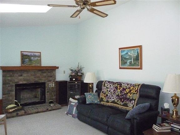 Famly Rm w/patio doors to deck