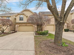 8546 Thistlewood Ct, Darien, IL 60561