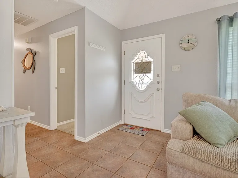 2300 Naples Dr — Photo 2
