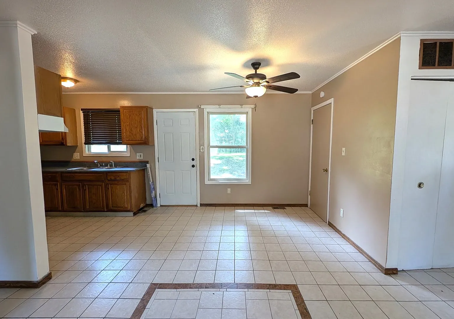 695 E Summit, 3 bedroom house with basement — Photo 4