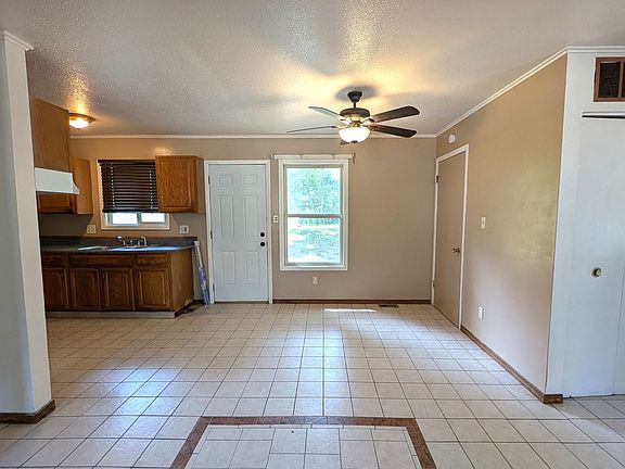 4th image of 695 E Summit Ave