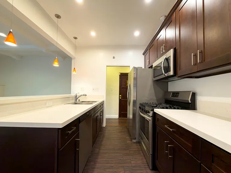 137 S Roxbury Dr — Photo 6