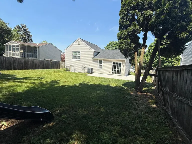 805 London Ct — Photo 30