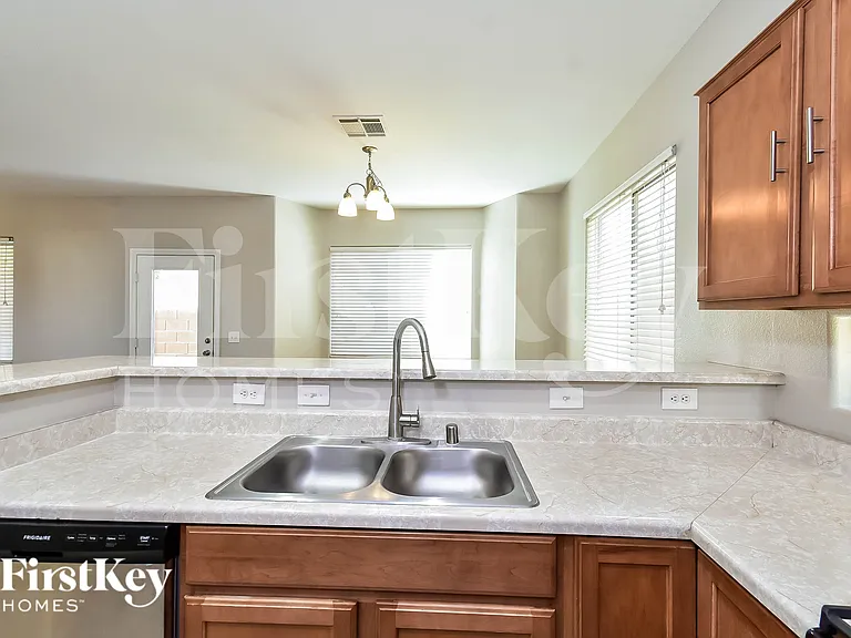 10552 Lessona St — Photo 8