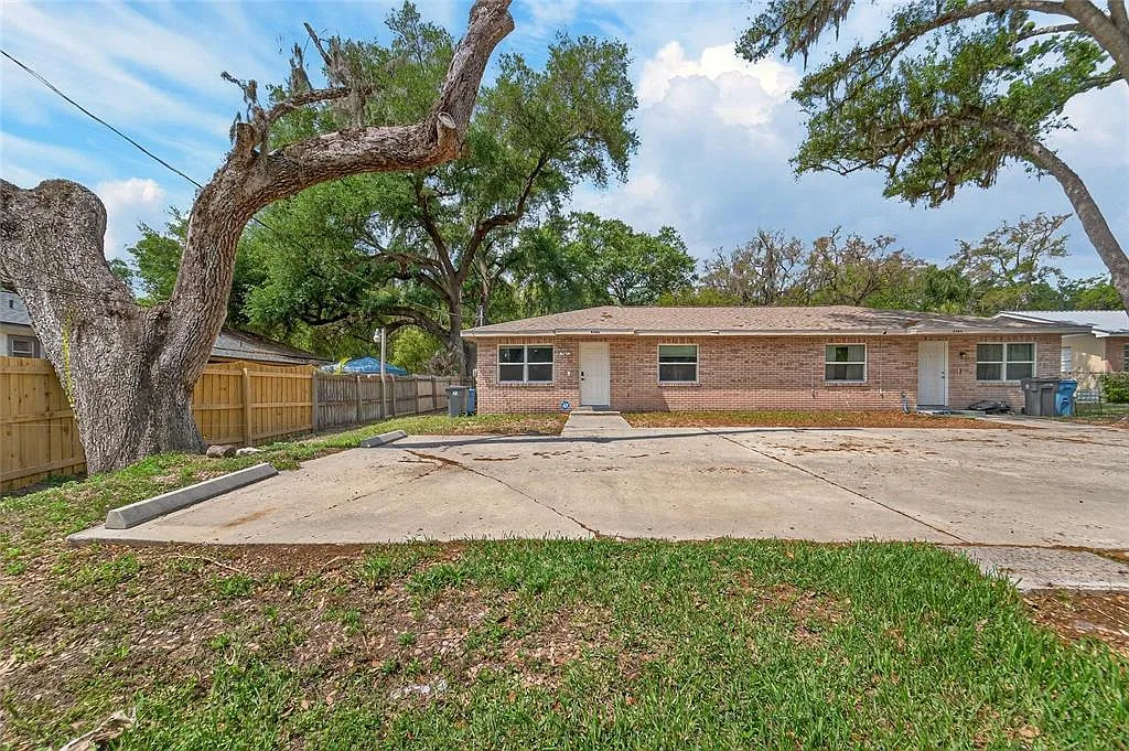 Building Photo - 5502 Peach Ave