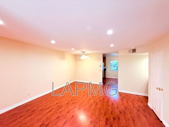 3rd image of 12251 Moorpark St #104