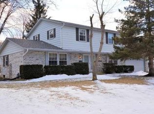 1061 W Acacia Rd, Glendale, WI 53217