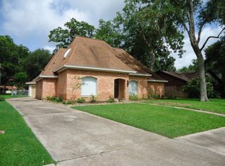 104 Spanish Moss Ln, Lake Jackson, TX 77566