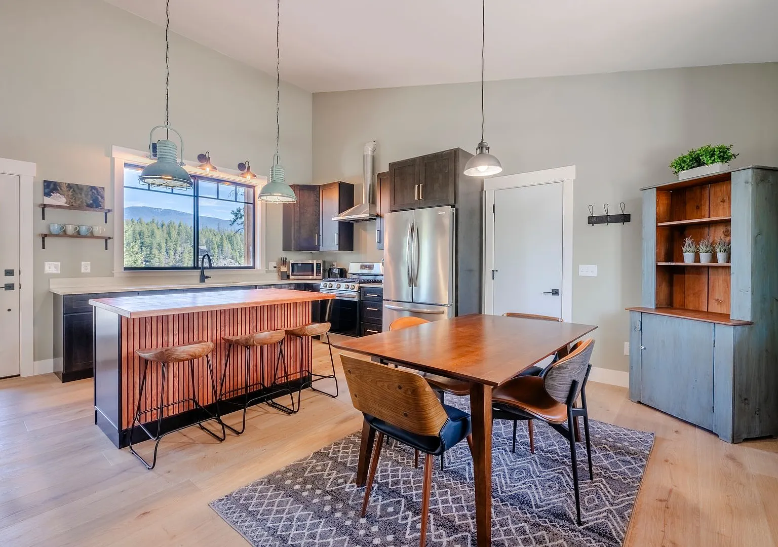137 Alpha Road - - Fully Furnished Home Available ONLY October 2026 - May 2027 — Photo 2