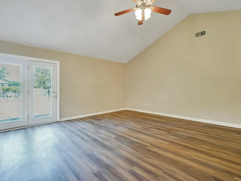 1501 Woodcrest Cir — Photo 2