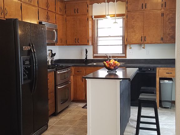 Kitchen w movable island