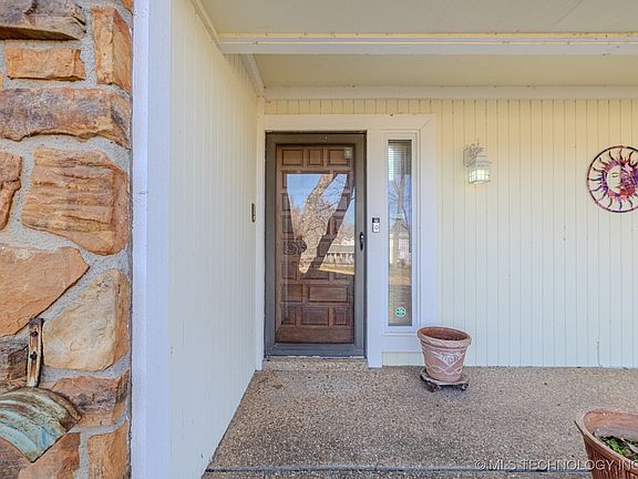 3rd image of 521 Pioneer Rd