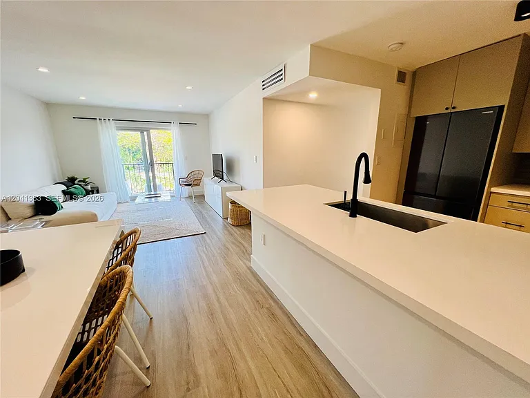 1900 Meridian Ave #306 — Photo 11