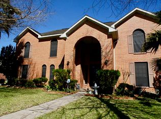 1917 Willow Lake Dr, Pearland, TX 77581