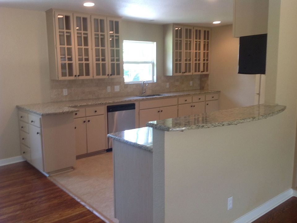 1st image of 202 W Caddo St
