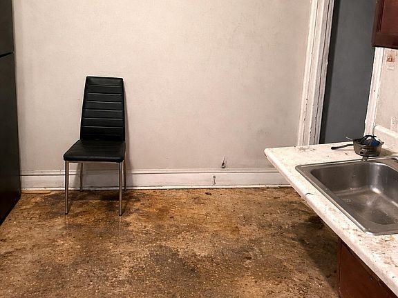 4th image of 602 E Woodlawn St