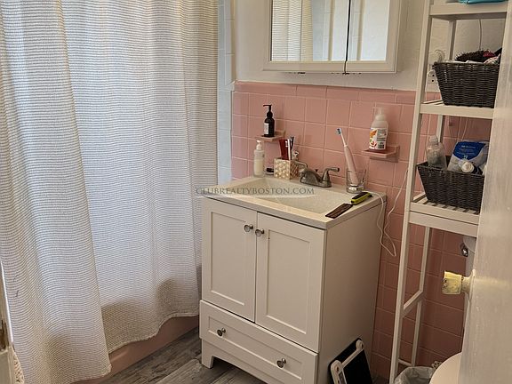 4th image of 809 Washington St #3