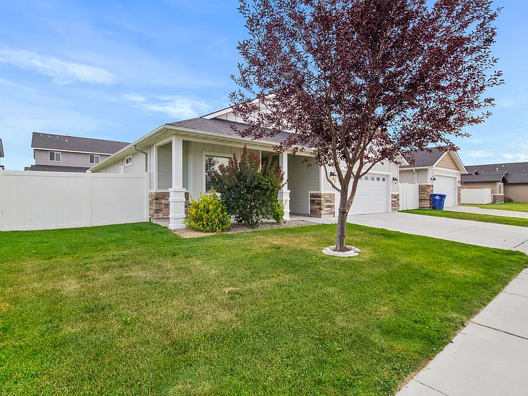 1015 White Birch Ave — Photo 3