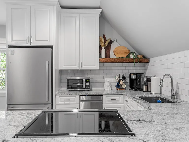 109 Grosvenor Dr — Photo 9