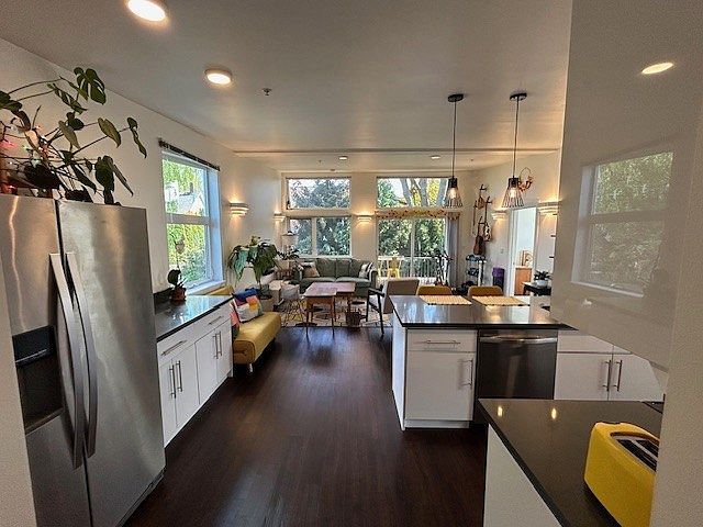 1st image of 938 10th Ave E #6