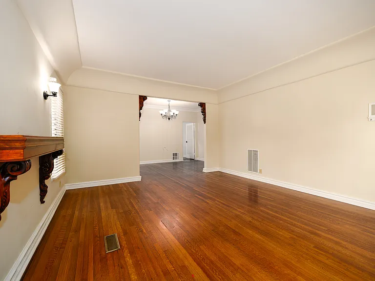 152 N Arnaz Drive — Photo 3