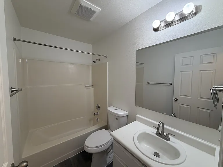 1119 W 11th Ave #7 — Photo 10