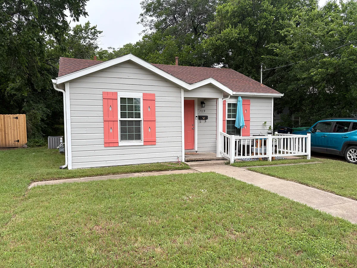 Building Photo - 709 Denton St