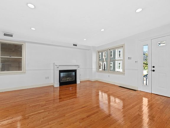 3rd image of 61 Baxter St #61